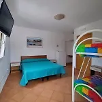 Elvira, Prázdninový dům Vieste
