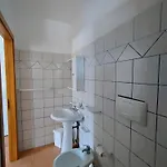 Elvira, Prázdninový dům