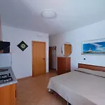 Elvira, Vieste